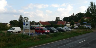 Reisemobilstellplatz - Wohnwagen erlaubt - Müritz - Parkplatz mit Sanitärgebäude - Stellplatz Wirtshaus Zur Eibe am Jabeler See