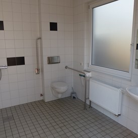 Wohnmobilstellplatz: behinderten gerechter Dusch- und Toilettenraum - Campingplatz - Campen am Fluss - Oedelsheim