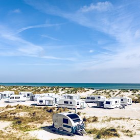 Wohnmobilstellplatz: Wohnwagen und Zelte am Strand - Regenbogen Prerow