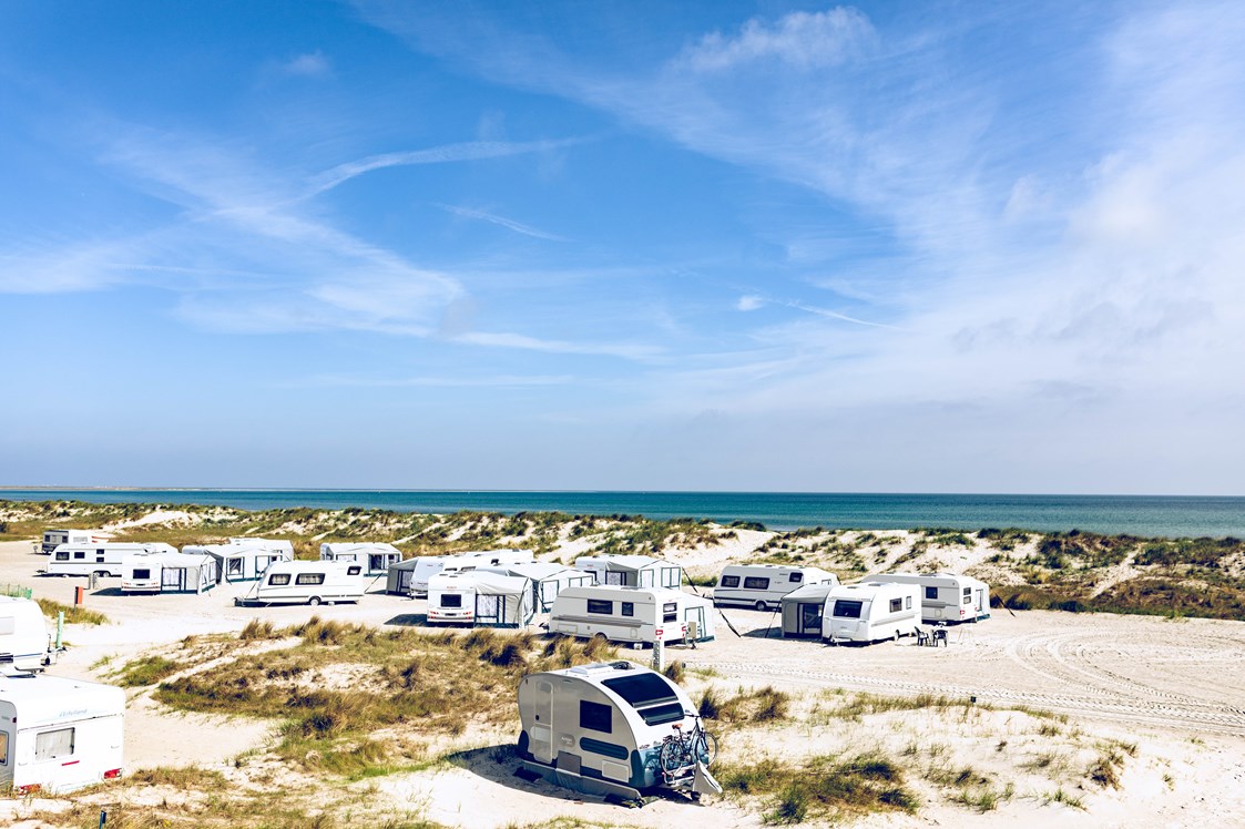 Wohnmobilstellplatz: Wohnwagen und Zelte am Strand - Regenbogen Prerow
