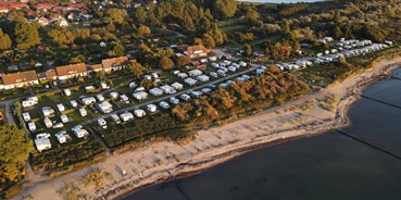 Reisemobilstellplatz - Wohnwagen erlaubt - Ostsee - Luftbildaufnahme des Campingplatzes, welcher direkt am Wasser liegt. - Caravancamp "Ostseeblick"