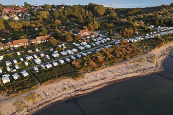 Wohnmobilstellplatz: Luftbildaufnahme des Campingplatzes, welcher direkt am Wasser liegt. - Caravancamp "Ostseeblick"