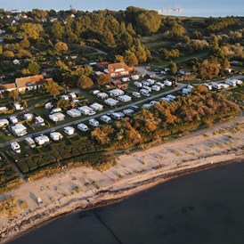 Wohnmobilstellplatz: Luftbildaufnahme des Campingplatzes, welcher direkt am Wasser liegt. - Caravancamp "Ostseeblick"