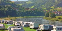 Reisemobilstellplatz - Umgebungsschwerpunkt: Fluss - Deutschland - Wiesen-Gelände, unparzelliert, direkt an der Weser. - Wohnmobilstellplatz auf Campingplatz Rühler Schweiz