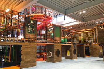 Wohnmobilstellplatz: Indoorspielhalle "Piratennest" mit großer Rutschen- und Kletterwelt  - Übernachtungsoase Südsee-Camp