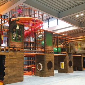 Wohnmobilstellplatz: Indoorspielhalle "Piratennest" mit großer Rutschen- und Kletterwelt  - Übernachtungsoase Südsee-Camp