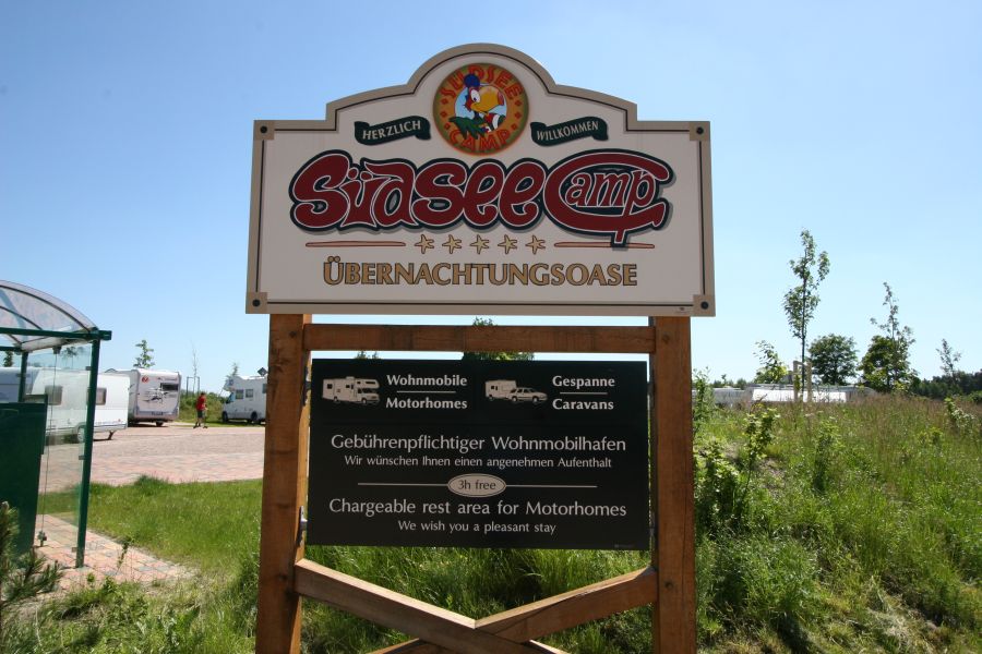 Reisemobilstellplatz: Einfahrt zur &#220;bernachtungsoase  - &#220;bernachtungsoase S&#252;dsee-Camp