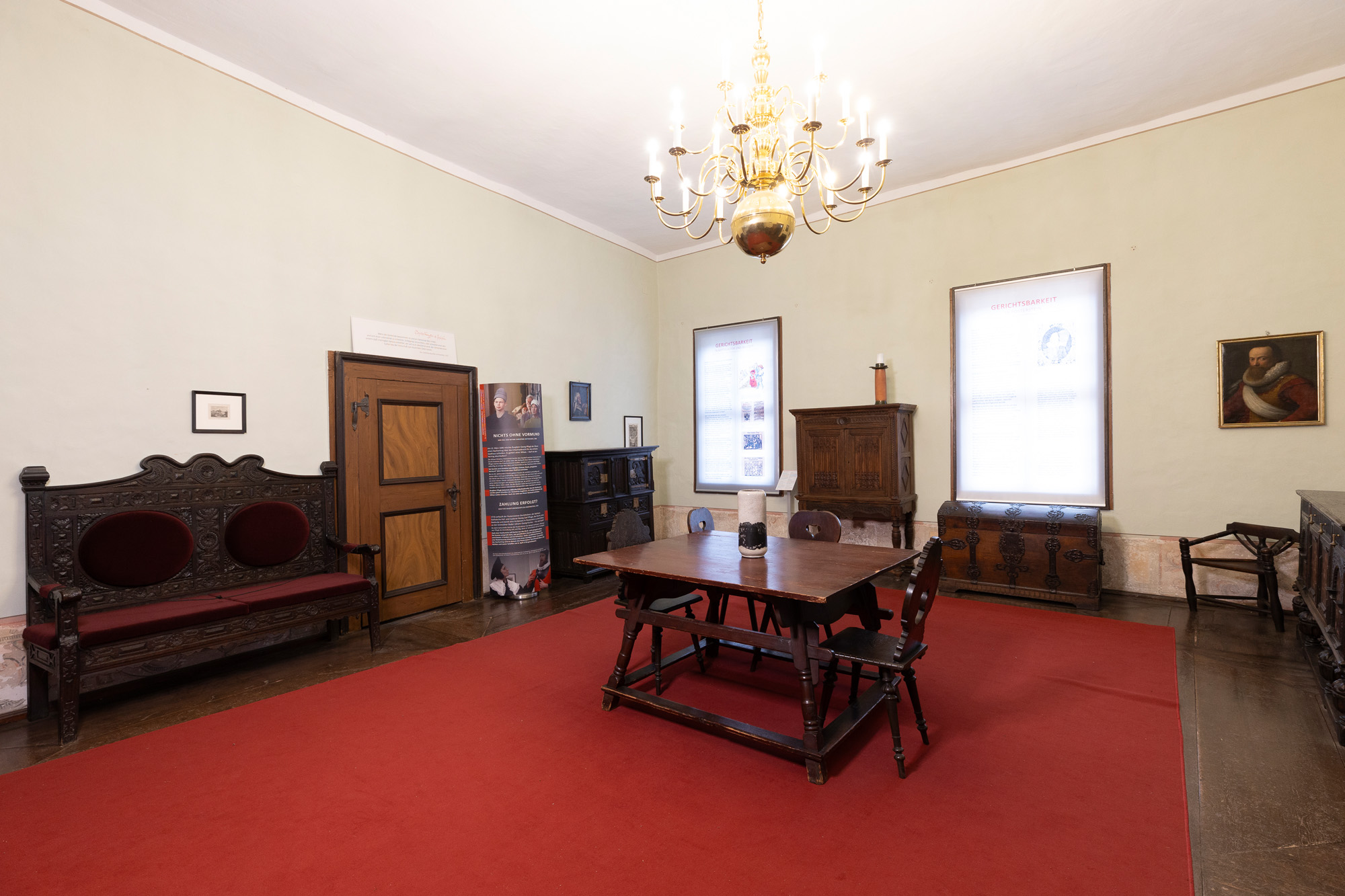 RV park - Bad Klosterlausnitz - Raum mit historischen Möbeln und Gemälden und rotem Teppich - Parkplatz Burg Posterstein