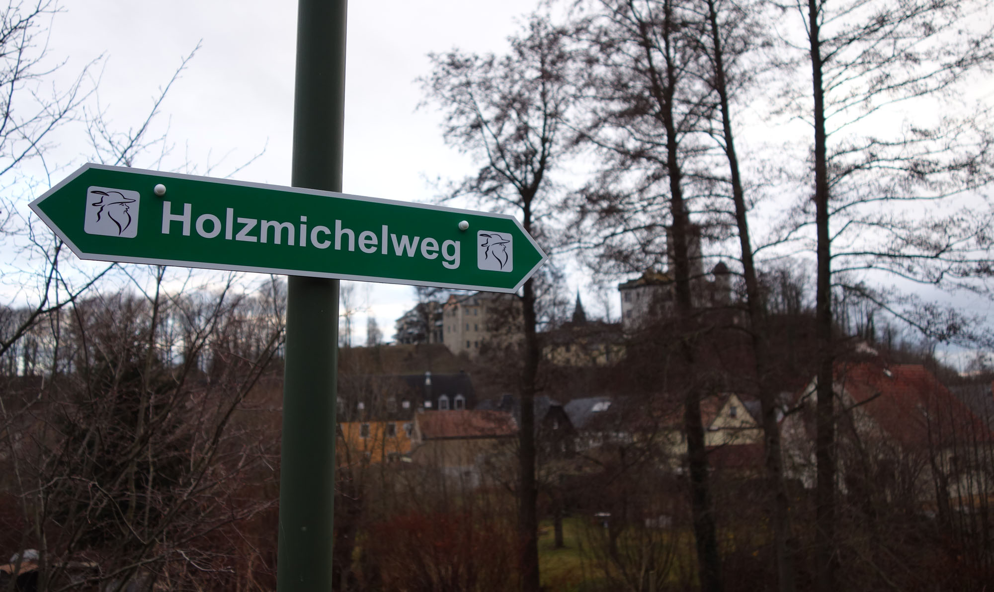 RV park - Bad Klosterlausnitz - Wanderschild "Holzmichelweg" und im Hintergrund Burg Posterstein - Parkplatz Burg Posterstein