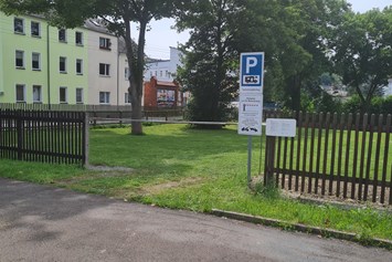 Wohnmobilstellplatz: Eingang zum Stellplatz  - Wohnmobilstellplatz am Schwimmbad Greiz