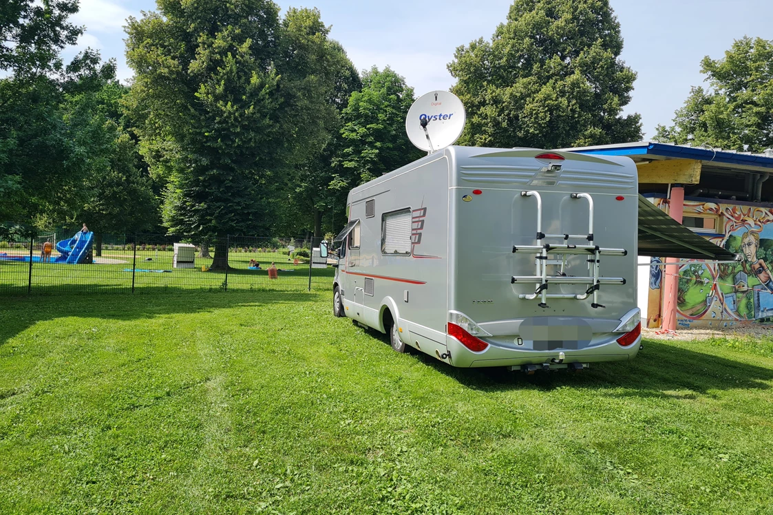 Wohnmobilstellplatz: Stellplatz auf der Wiese neben dem Freibad  - Wohnmobilstellplatz am Schwimmbad Greiz