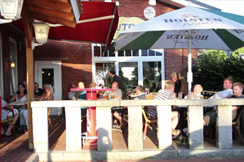 Wohnmobilstellplatz: Bei schönem Wetter bieten wir unsere schöne Sonnenterrasse für alle Gäste an. - Restaurant ZENTRALE