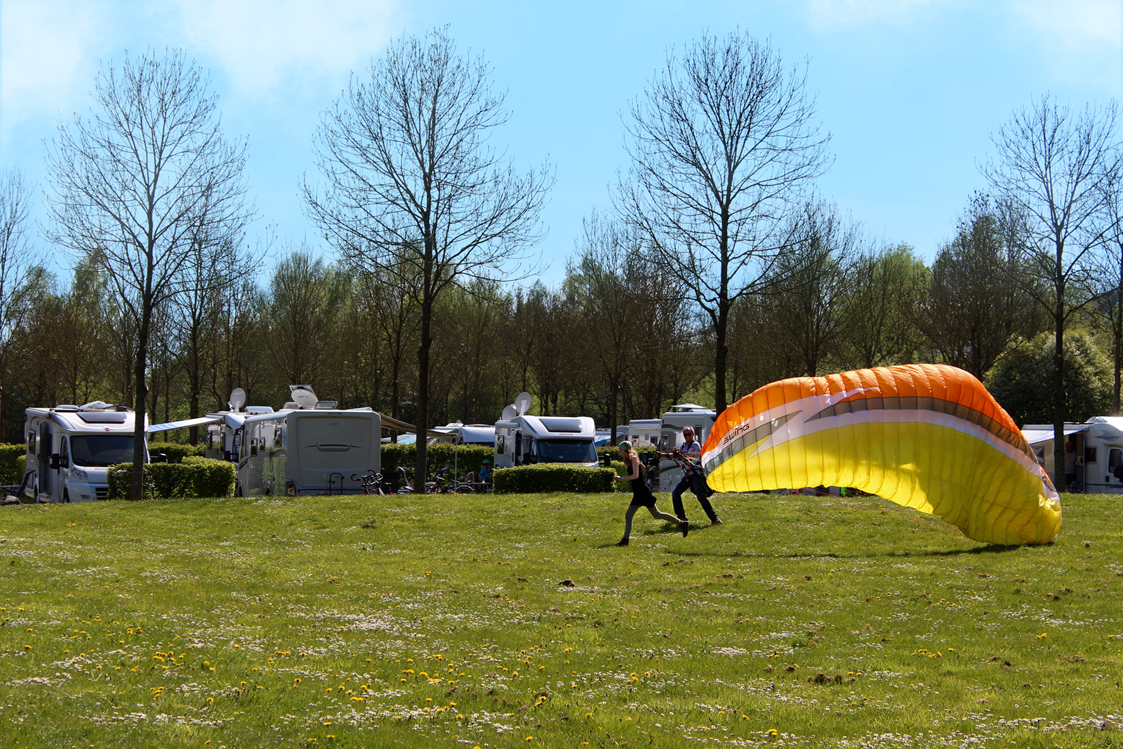 Wohnmobilstellplatz: Kitesurfer beim Trockentraining - Freizeitanlage Höxter-Godelheim