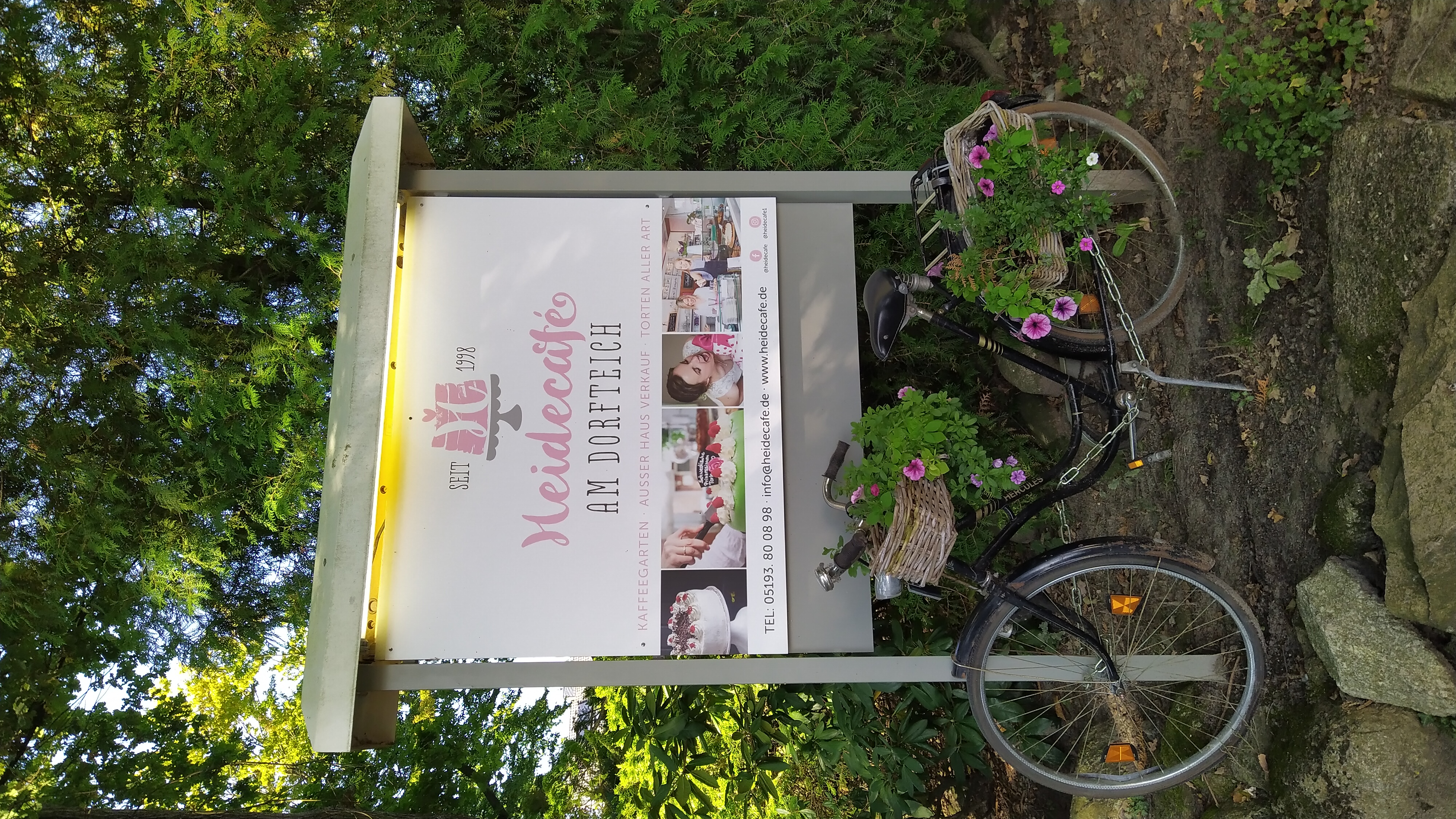 Wohnmobilstellplatz: Schneverdingen Heidecafé am Dorfteich - Wohnmobilstellplatz beim Pietzmoor Schneverdingen in der Lüneburger Heide