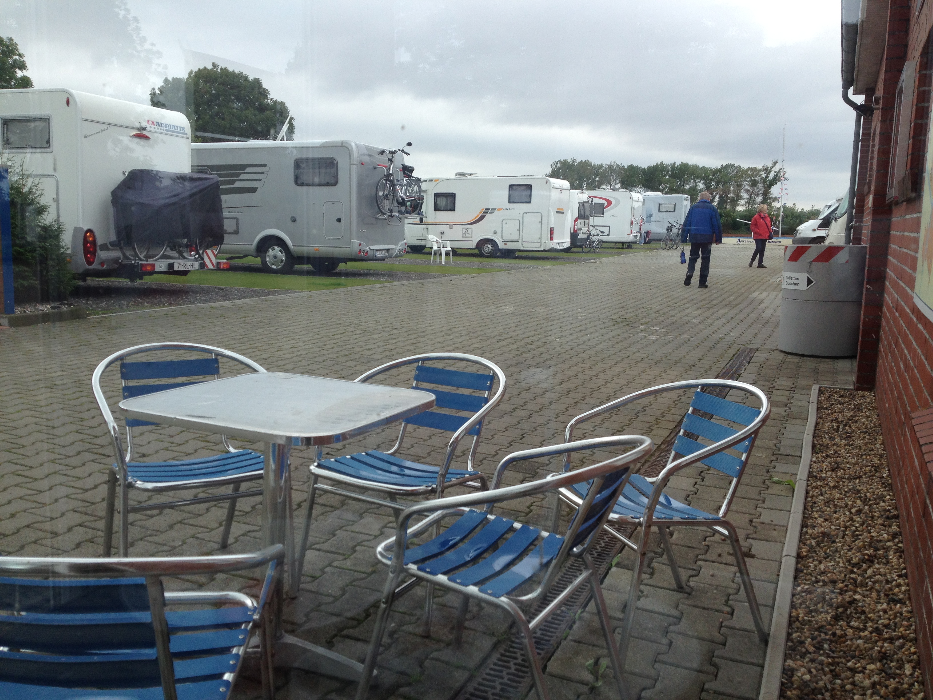 Place de parking pour camping-car - Stromanschluss - Allemagne - -essen und trinken am Bootssteg-  nennen wir unseren Imbiss.
Der Blick ist aus dem Eingangswintergarten. - Ankerplatz Blank Ditzum