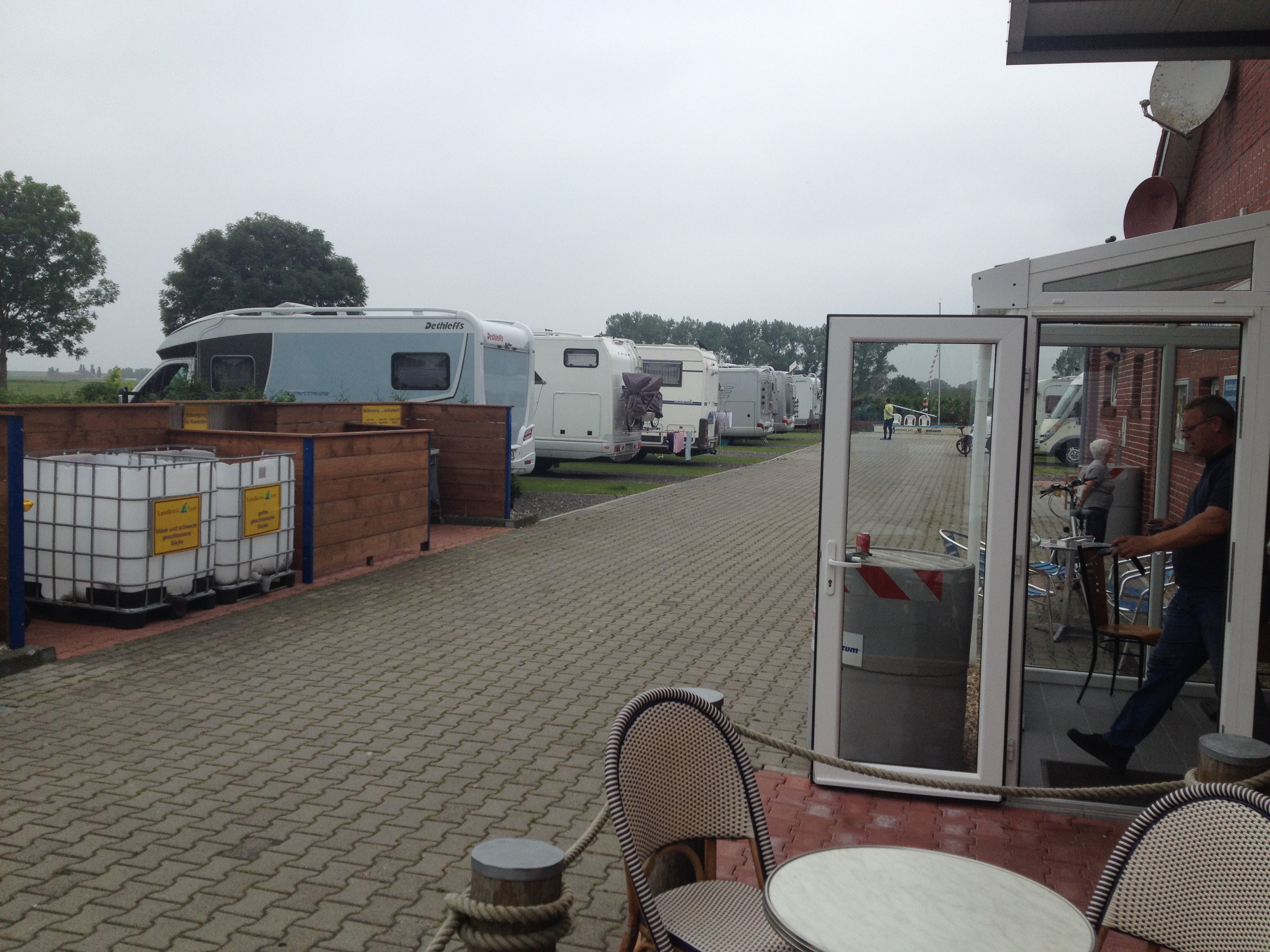 Place de parking pour camping-car - Stromanschluss - Allemagne - Einen Teil der Müllentsorgungstation sowie Fäkalienentsorgung
ist auf der linken Seite zu erkennen.
Kasettenentleerung, Grauwassereinlass, Fäkalienentsorgung für Festtank, Glaskontainer und und...... - Ankerplatz Blank Ditzum