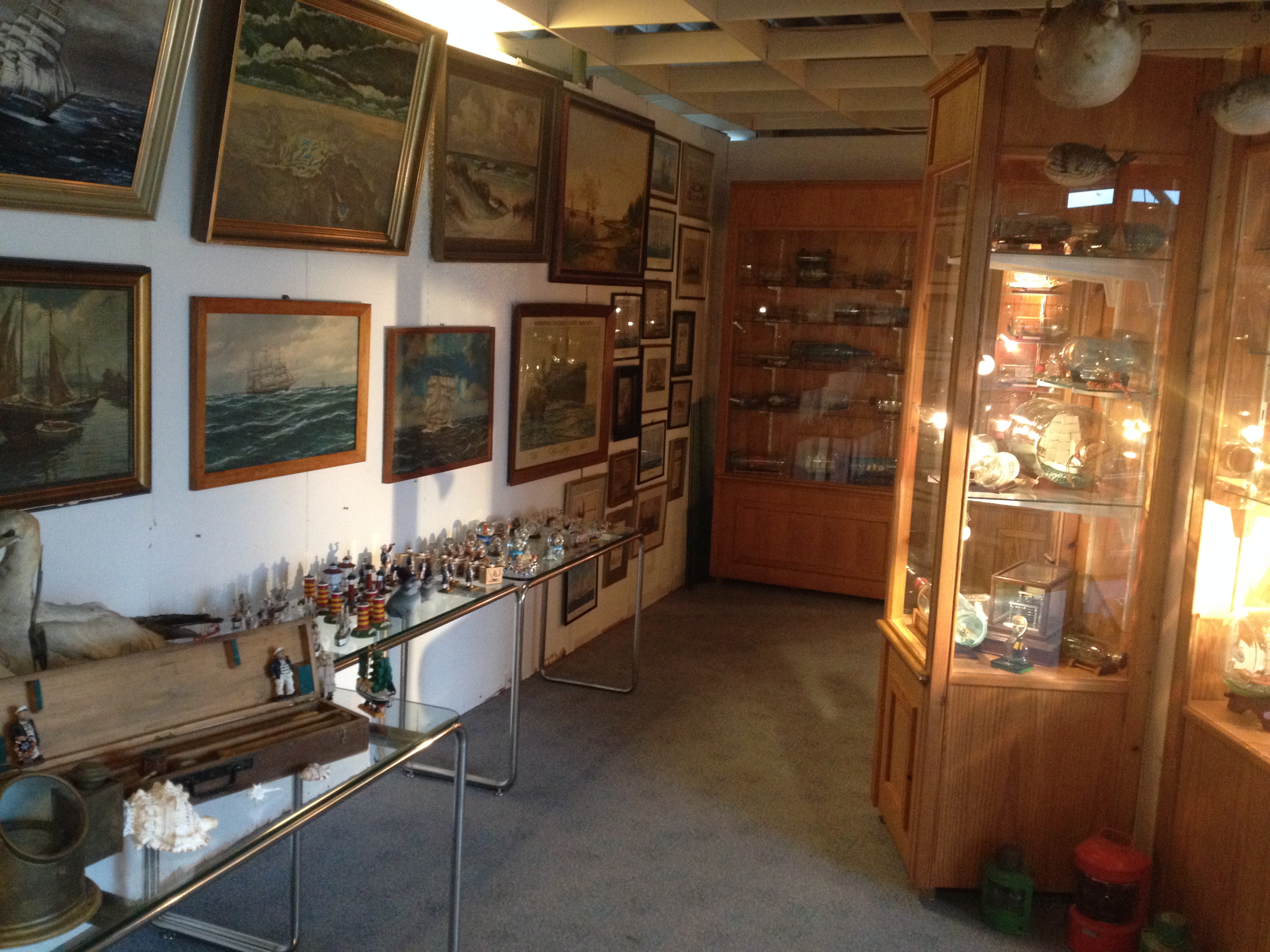 Wohnmobilstellplatz: Die private Sammlung von Gunnar Blank in 30 Vitrinen zeigt das größte deutsche Buddelschiffmuseum. Neben den 600 Buddelschiffen finden sie umfangreiche Relikte aus der Seefahrt.
Die Kapitänsbilder, Maschinentelegraphen und Taucherausrüstung sind sehenswert.
Diese Ausstellung ist zu den Öffnungszeiten des Marktes 
zu besichtigen. - Ankerplatz Blank Ditzum