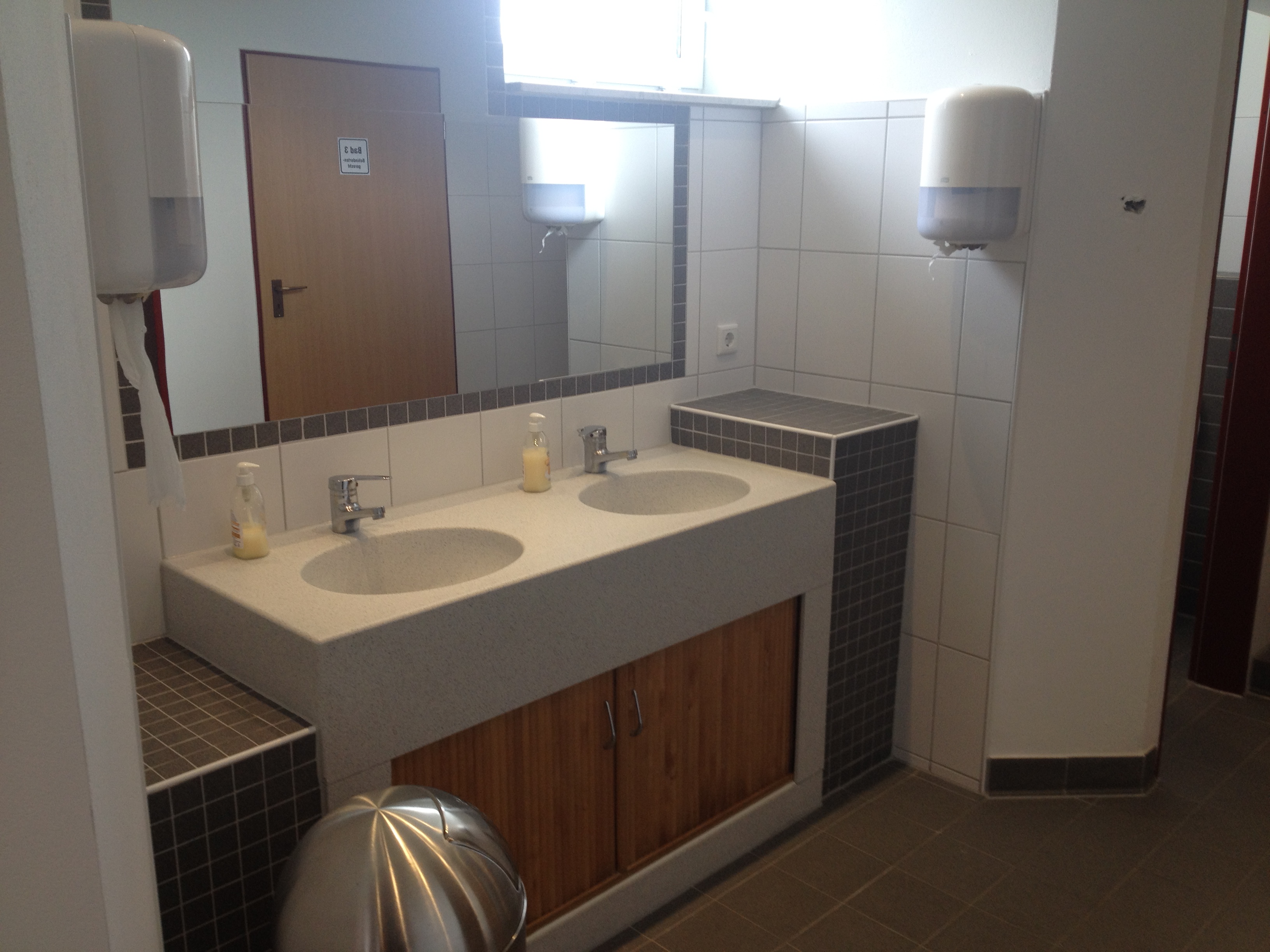 Wohnmobilstellplatz: Im Sanitärgebäude sind eine Toilette für -Damen- und eine für -Herren- mit Urinalbecken vorhanden. Waschmaschine und Trockner sowie ein Wickeltisch können sie benutzen.
Weiterhin sind drei Bäder, jeweils mit WC Dusche und Waschbecken besonders beliebt.
  
 - Ankerplatz Edeka Ditzum