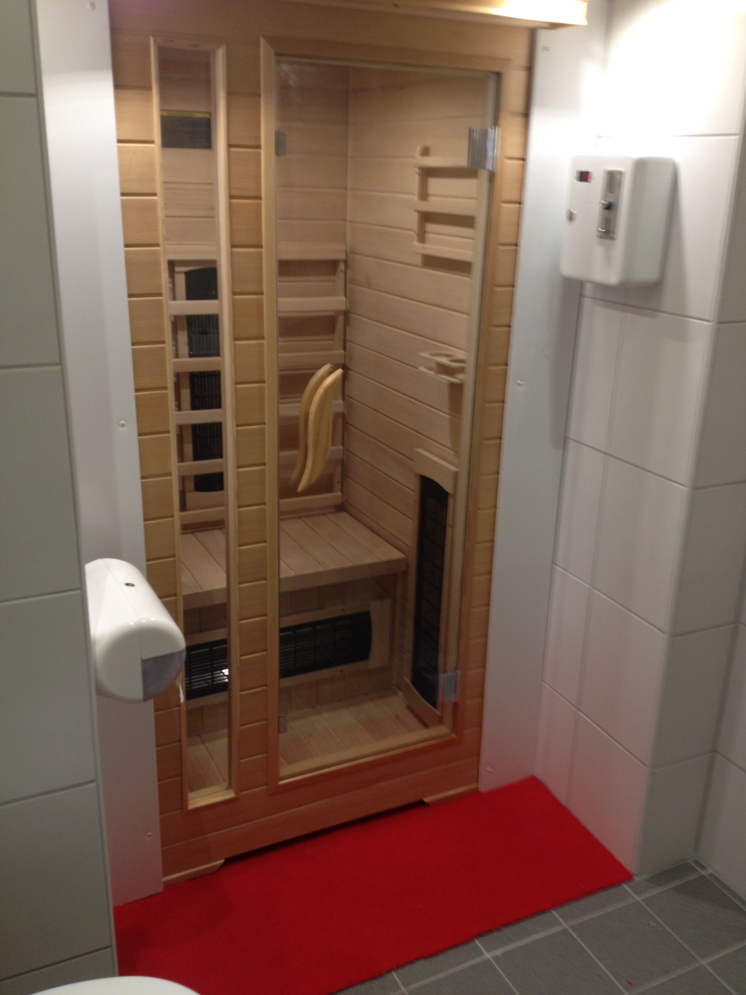 Wohnmobilstellplatz: In einem der drei Bäder ist zur Dusche, WC und Waschbecken noch eine Infrarot-Wärmekabine vorhanden. 
Gerade in der etwas kälteren Jahreszeit kann die Benutzung
viel freude bereiten. Das gesamte Gebäude ist mit einer Warmwasserfußbodenheizung versehen.
Natürlich ist auch ein Bad behindertenfreundlich ausgestattet. - Ankerplatz Edeka Ditzum