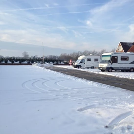 Wohnmobilstellplatz: In diesem Winter haben wir tatsächlich Schnee gehabt.
Unsere Warmwasserfußbodenheizung im Sanitärgebäude hat sich bewährt.
Frostsicherung für die Wasser- und Abwasseranlage ist vorhanden. - Ankerplatz Edeka Ditzum