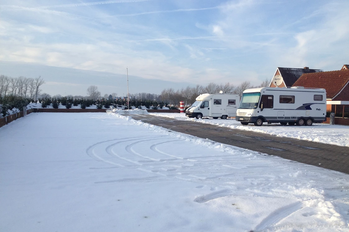 Wohnmobilstellplatz: In diesem Winter haben wir tatsächlich Schnee gehabt.
Unsere Warmwasserfußbodenheizung im Sanitärgebäude hat sich bewährt.
Frostsicherung für die Wasser- und Abwasseranlage ist vorhanden. - Ankerplatz Edeka Ditzum