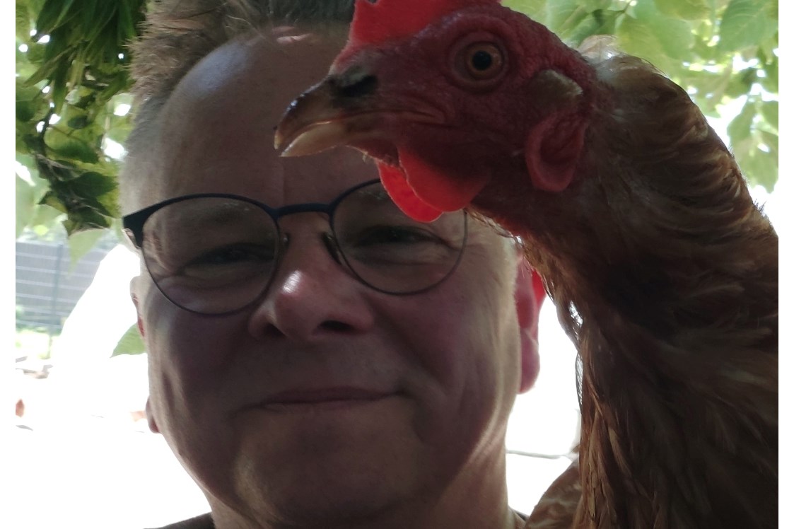 Wohnmobilstellplatz: Eines unserer Tierschutzhühner 🥰 - Alter Bangsteder Hof 