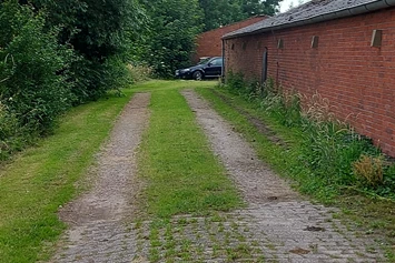 Wohnmobilstellplatz: Zufahrt zum Stellplatz an der Scheune vorbei - Alter Bangsteder Hof 