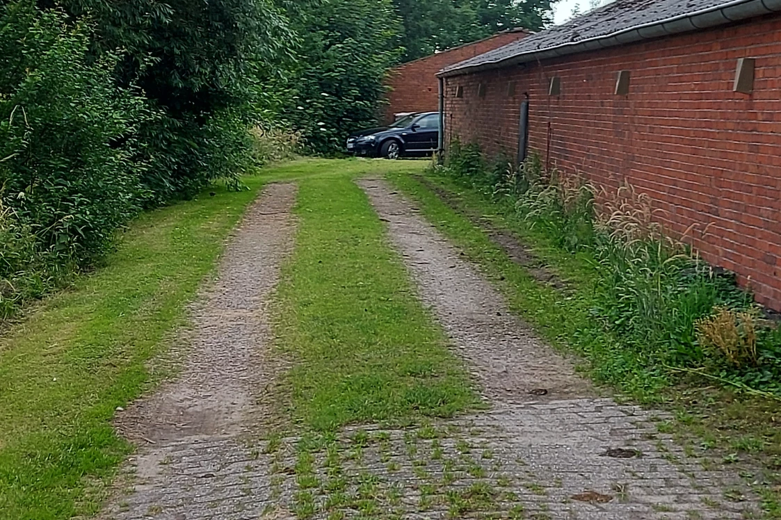 Wohnmobilstellplatz: Zufahrt zum Stellplatz an der Scheune vorbei - Alter Bangsteder Hof 