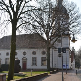Wohnmobilstellplatz: St. Nicolai-Kirche - Wohnmobilstellplatz Am Heldenhain
