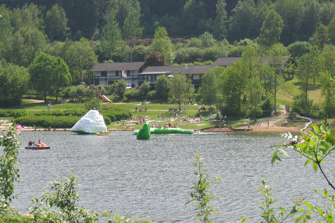 Wohnmobilstellplatz: See mit Wasserspielgeräten - Wohnmobilstellplatz Kronenburger See