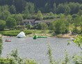Wohnmobilstellplatz: See mit Wasserspielgeräten - Wohnmobilstellplatz Kronenburger See