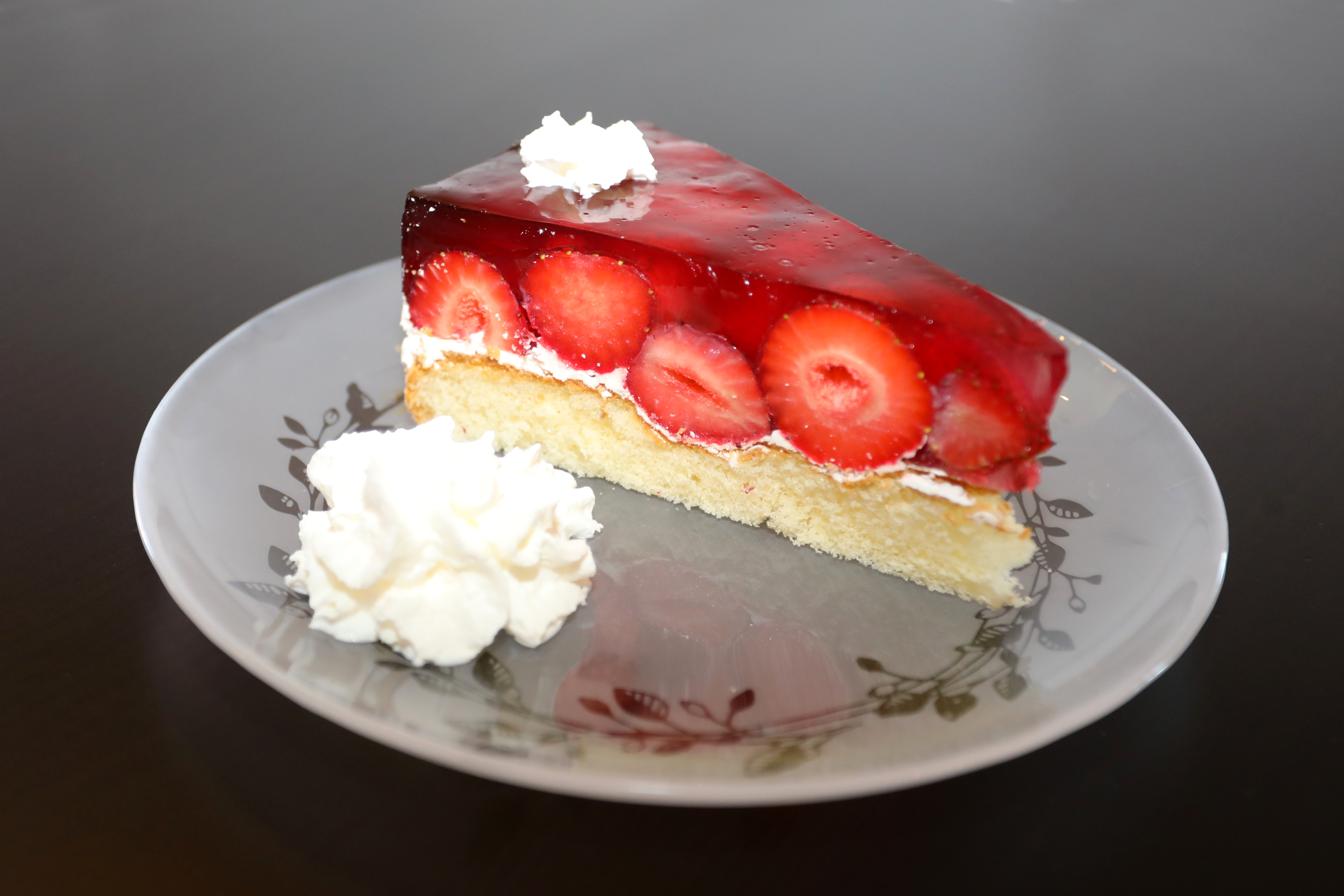 Wohnmobilstellplatz: Im Café - hausgebackene Torten und Törtchen, sowie Dessert und Eis - Camping-Stellplatz "Altjessen 57"