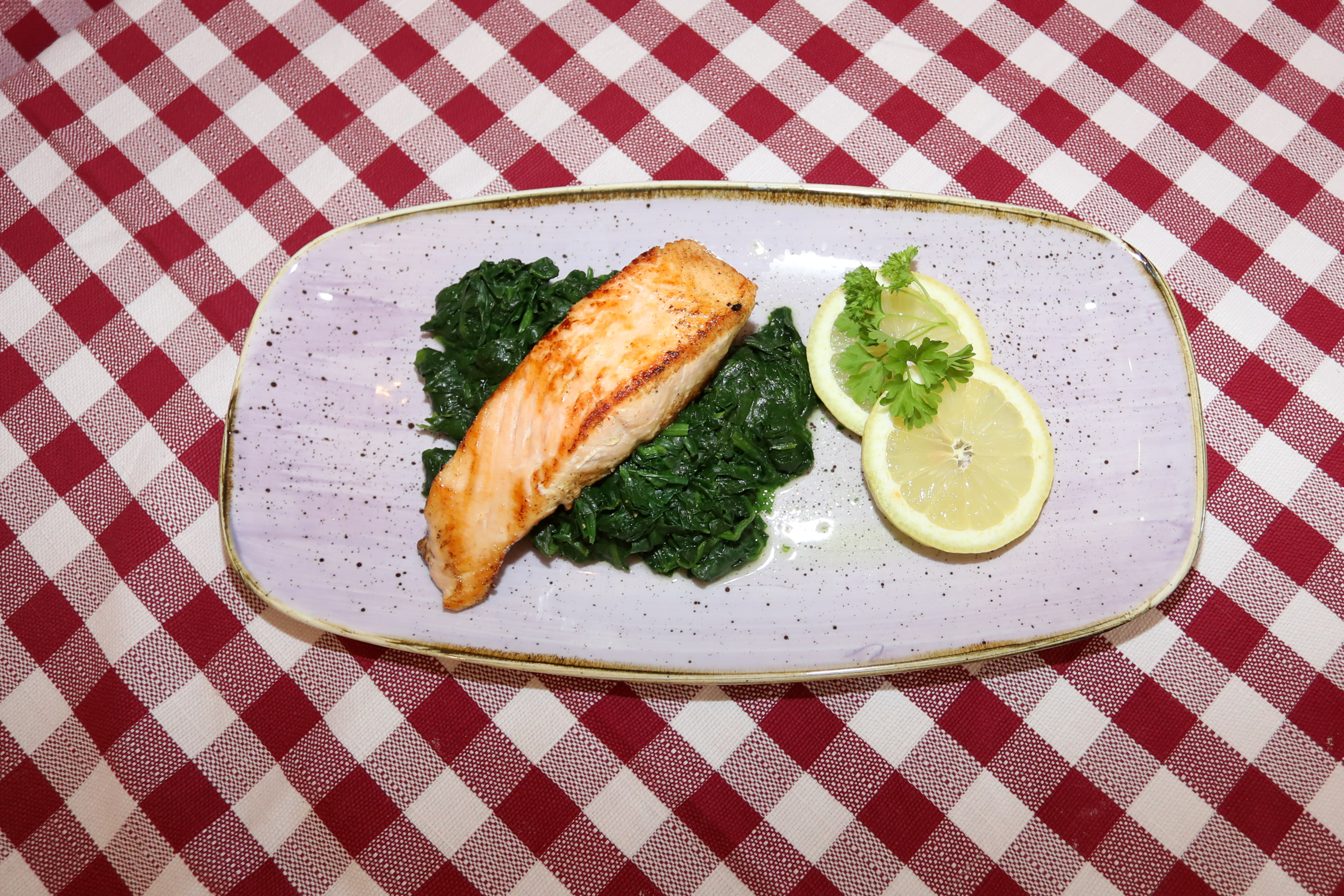 Wohnmobilstellplatz: Norwegischer Lachs an Blattspinat - auf der Speisekarte - Camping-Stellplatz "Altjessen 57"