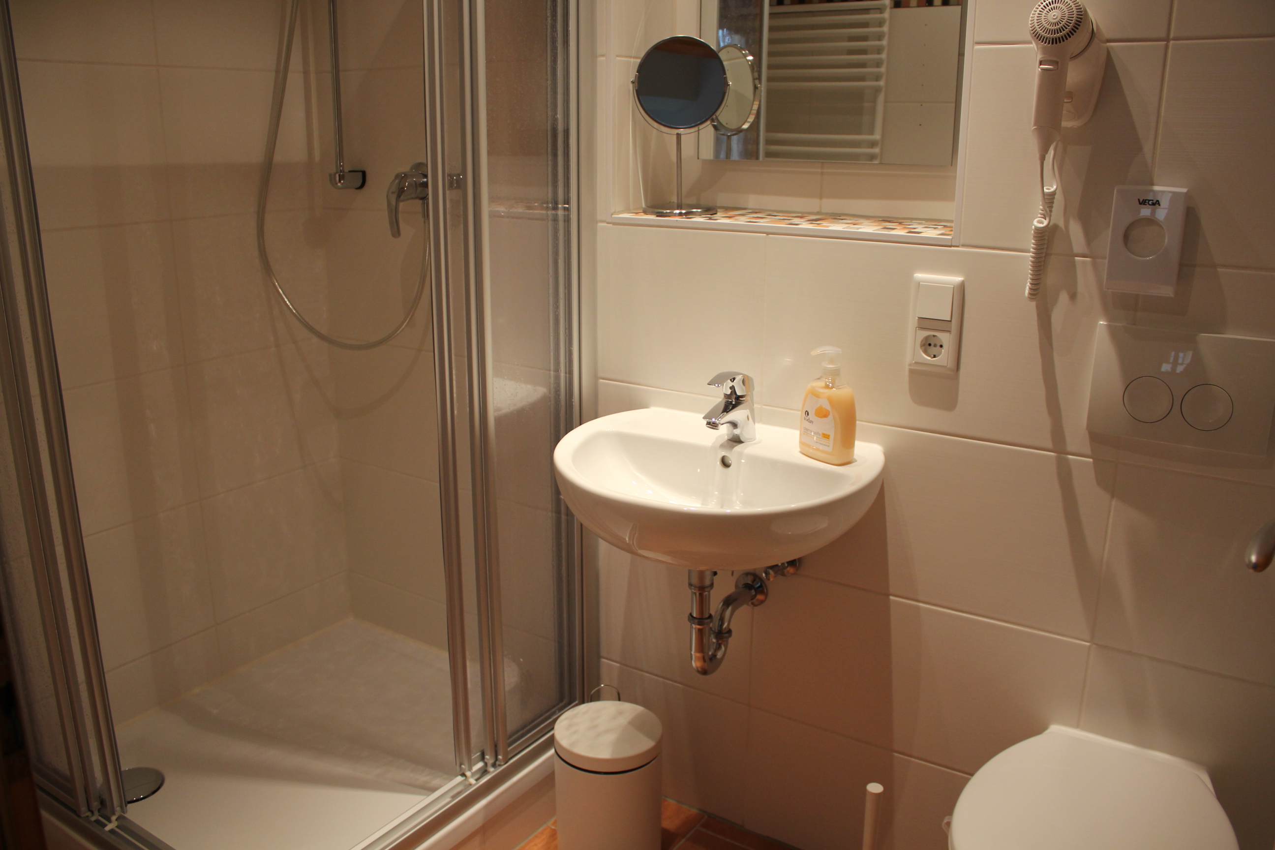 Wohnmobilstellplatz: Bad mit Dusche, WC, Waschbecken, Haartrockner - Camping-Stellplatz "Altjessen 57"