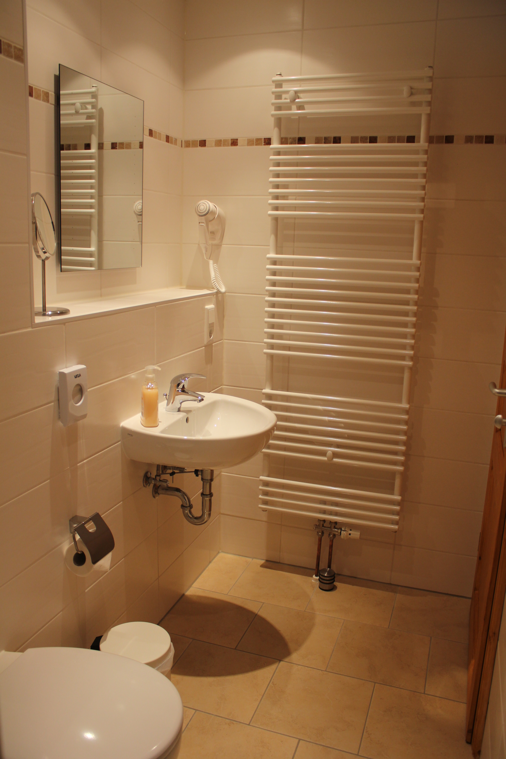 Wohnmobilstellplatz: Bad mit WC, Waschbecken, Haartrockner - Camping-Stellplatz "Altjessen 57"