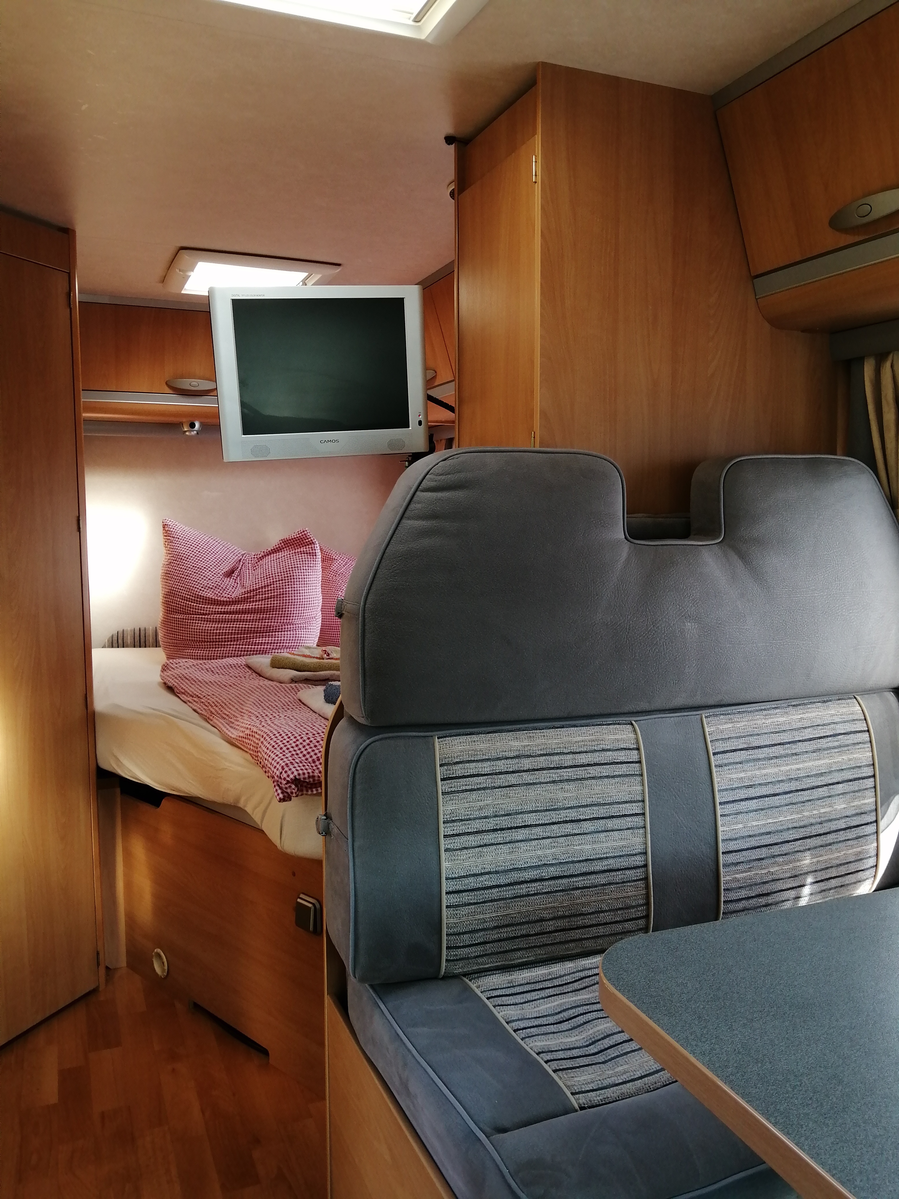 Wohnmobilstellplatz: Innenansicht Mitcaravan "Hans" - Camping-Stellplatz "Altjessen 57"