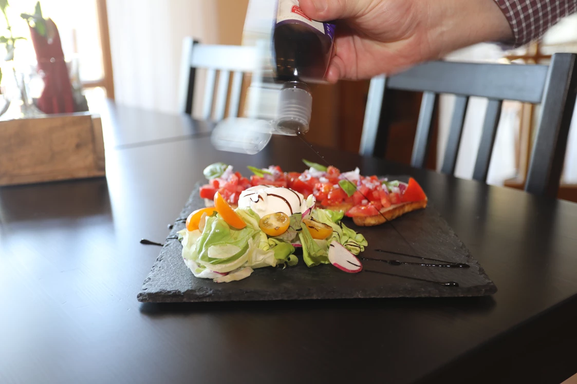 Wohnmobilstellplatz: Verwöhnen lassen im Restaurant - Bruschetta Siziliana mit Büffelmozzarella - Campingplatz "Altjessen 57"