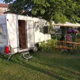 Wohnmobilstellplatz: Mietcaravan "Lena" - Campingplatz "Altjessen 57"