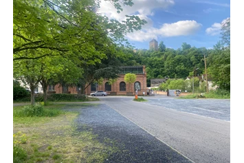 Wohnmobilstellplatz: Wohnmobilstellplatz Sayn mit Blick auf die Sayner Hütte und die Burg Sayn - Wohnmobilstellplatz Sayn