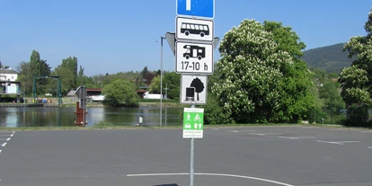 Plaza de aparcamiento para autocaravanas - Art des Stellplatz: ausgewiesener Parkplatz - Großheubach - © DREI AM MAIN - Wohnmobilstellplatz am Schwimmbad