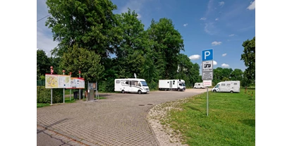 Plaza de aparcamiento para autocaravanas - Umgebungsschwerpunkt: Fluss - Dinkelsbühl - Wohnmobilstellplatz in Oettingen i. Bay.
(Foto: Werner Rensing) - Parkplatz am Schießwasen