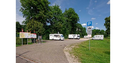Motorhome parking space - Grauwasserentsorgung - Gunzenhausen - Wohnmobilstellplatz in Oettingen i. Bay.
(Foto: Werner Rensing) - Parkplatz am Schießwasen
