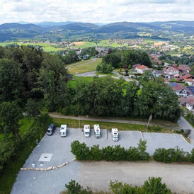 Wohnmobilstellplatz: Luftaufnahme des Stellplatzes in Waldkirchen.

(Foto: TI Waldkirchen) - Neuer Wohnmobilstellplatz in Waldkirchen Bayerischer Wald