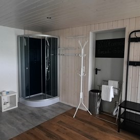 Wohnmobilstellplatz: Duschraum mit WC, Waschbecken wird von beiden Stellplätzen genutzt - Weggis am Vierwaldstättersee