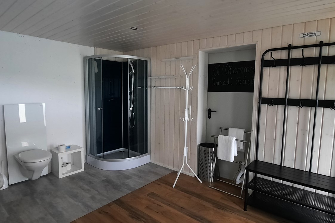 Wohnmobilstellplatz: Duschraum mit WC, Waschbecken wird von beiden Stellplätzen genutzt - Weggis am Vierwaldstättersee