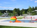 Wohnmobilstellplatz: Bade-Idyll mit drei Becken, Rutschen, großer Liegewiese, Sonnendeck und Gastronomie. - Wohnmobilstellplatz an der Therme Bad Steben