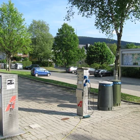 Wohnmobilstellplatz: Versorgungssäulen für Wasser und Strom - Wohnmobilstellplatz Bischofsgrün