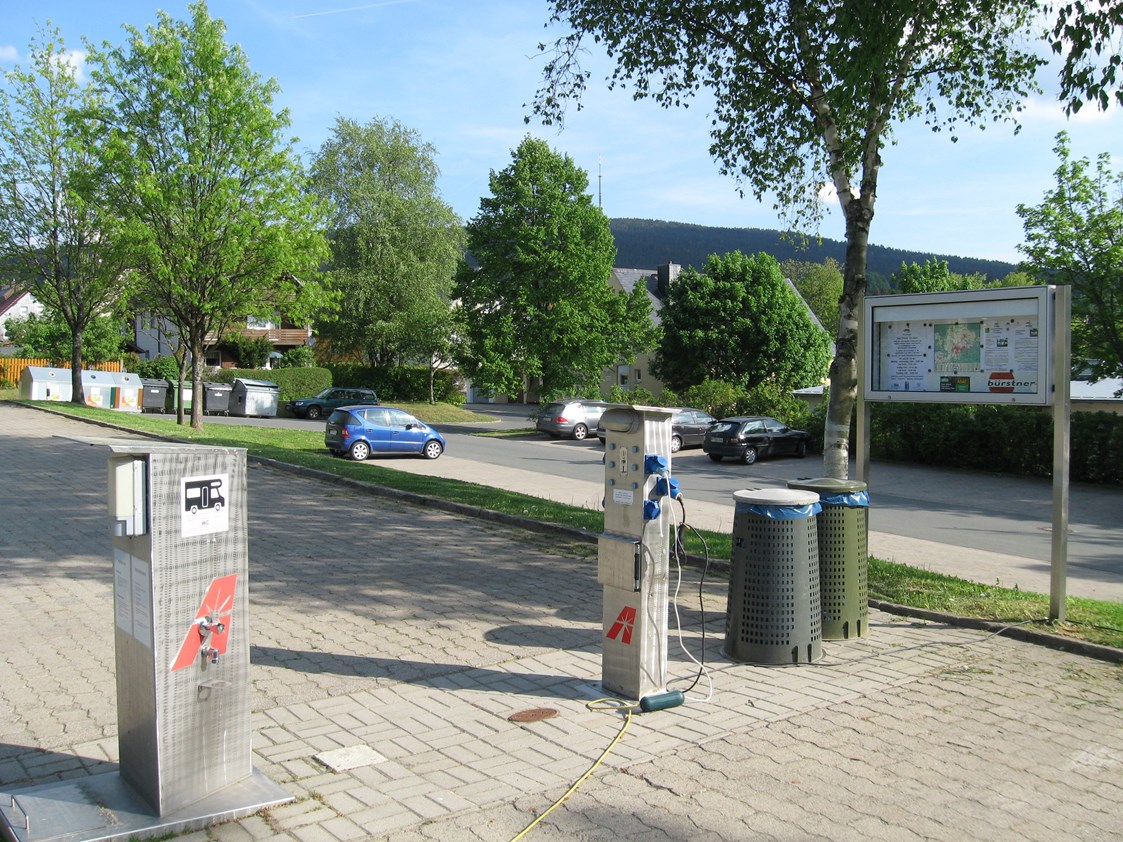 Wohnmobilstellplatz: Versorgungssäulen für Wasser und Strom - Wohnmobilstellplatz Bischofsgrün