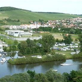 Wohnmobilstellplatz: Platzübersicht vom genegenüberliegendem Mainufer  - Wassersportclub Eibelstadt e.V.