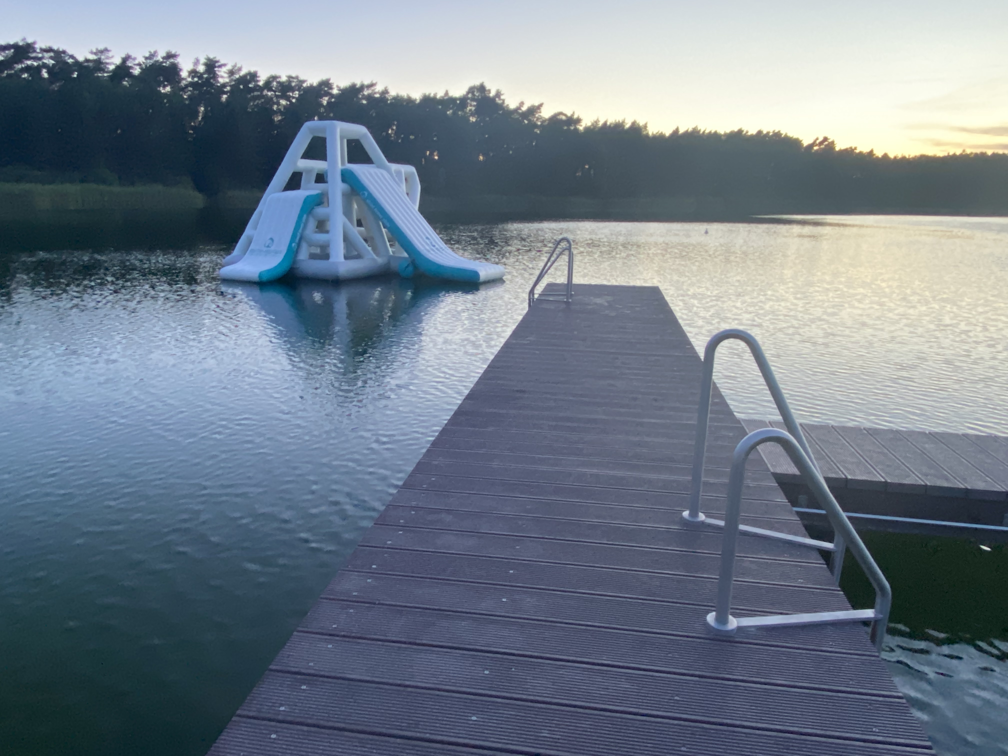 Wohnmobilstellplatz: Steg mit Rutsch und Sprungturm  - Campingplatz Silbersee Dreenkrögen Badesee